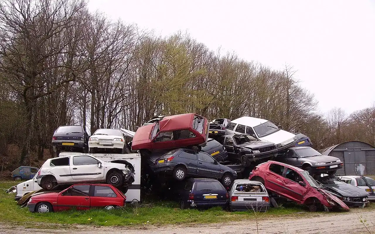 Véhicules hors d'usage dans une casse auto